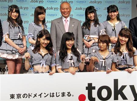 「．ｔｏｋｙｏ」の発表でＡＫＢ４８のメンバーらと記念写真に納まる舛添要一都知事。前列左から柏木由紀、渡辺麻友、高橋みなみ、小嶋陽菜、後列左から入山杏奈、島崎遥香、舛添要一東京都知事、横山由依、小嶋真子＝７日午後、都内（南澤悦子撮影）