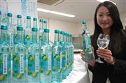 サントリー酒類が発売した甘さを控えた「澄みわたる梅酒」＝大阪市港区