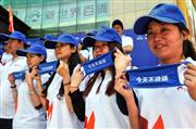 マスクを見せているところ。（中国新聞社）