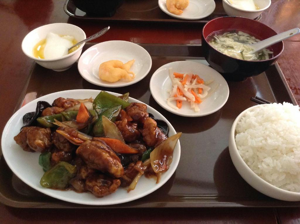 タンパク源の豚肉とビタミン源のピーマンを組み合わせた「酢豚」（手前左）は筋肉を効率よく作るのに適した料理だ。家庭で作るのが面倒なら、外食や中食を利用するのもいい