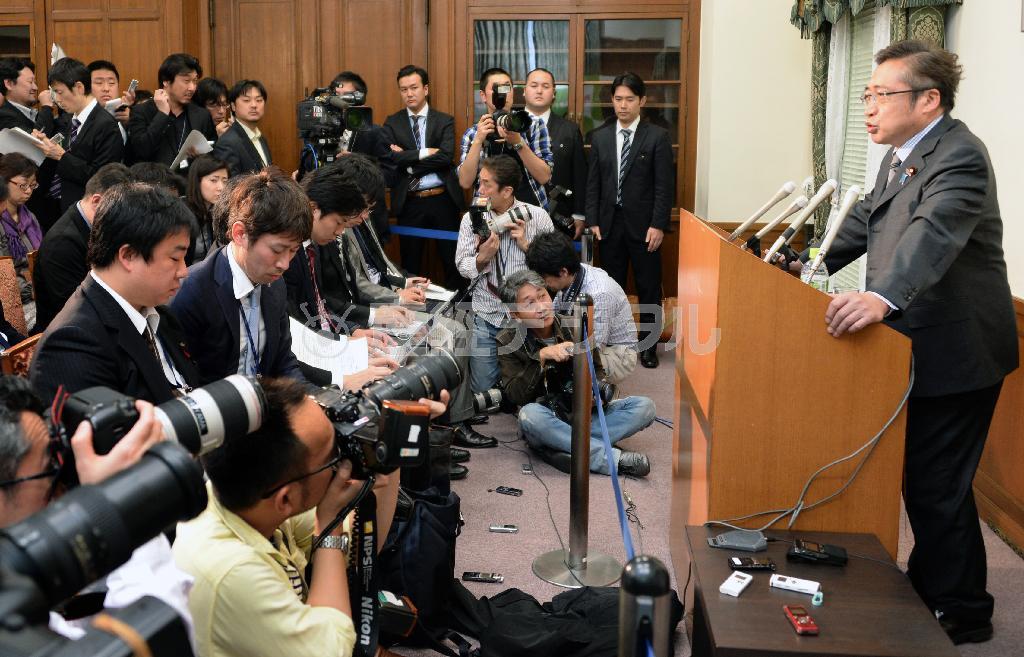 記者会見する渡辺喜美（よしみ）氏。みんなの党代表辞任を表明した＝２０１４年４月７日、国会内（酒巻俊介撮影）