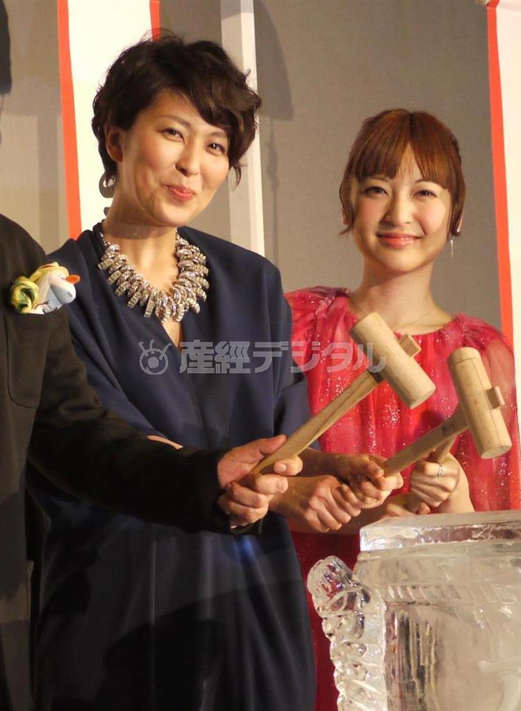 吹き替えを担当した松たか子（左）と神田沙也加＝２０１４年３月２０日、東京都中央区（村上純平さん撮影）