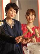 吹き替えを担当した松たか子（左）と神田沙也加＝２０１４年３月２０日、東京都中央区（村上純平さん撮影）