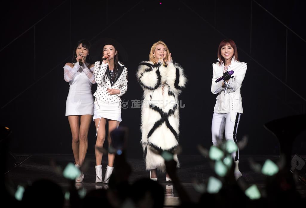韓国の４人組女性ポップグループ、２ＮＥ１（トゥエニィワン）は３年ぶりのアルバムをひっさげ、ホームのソウル（韓国）からワールドツアーをスタートさせた。メンバーのＢＯＭ、ＤＡＲＡ、ＣＬ、ＭＩＮＺＹ（左から）のパワーはよりアップしている（エイベックス提供）