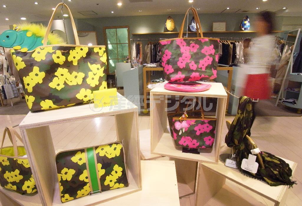 「ミュベール」のトートバッグはポップアート風なフラワーと地模様の迷彩柄が絶妙にマッチ。綿にポリウレタンコーディング素材で汚れにも強く、リゾートにもうってつけ＝２０１４年３月３日、東京都中央区（伴龍二撮影）