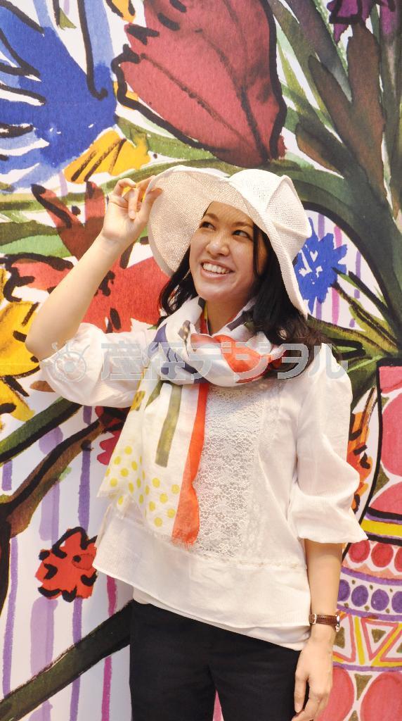 この春夏、白系統の小物に挑戦してみては？＿「キャサリナ．Ｍ」の帽子と「アルテア」のストール（ともに１万５０００円）＝２０１４年３月３日、東京都中央区（伴龍二撮影）