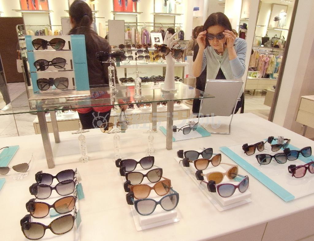 クリアカラーやニュアンスカラー、個性的な色が揃ったサングラス。きしゃな金属フレームのものもあり、今季はデザインが豊富だ＝２０１４年３月３日、東京都中央区（伴龍二撮影）