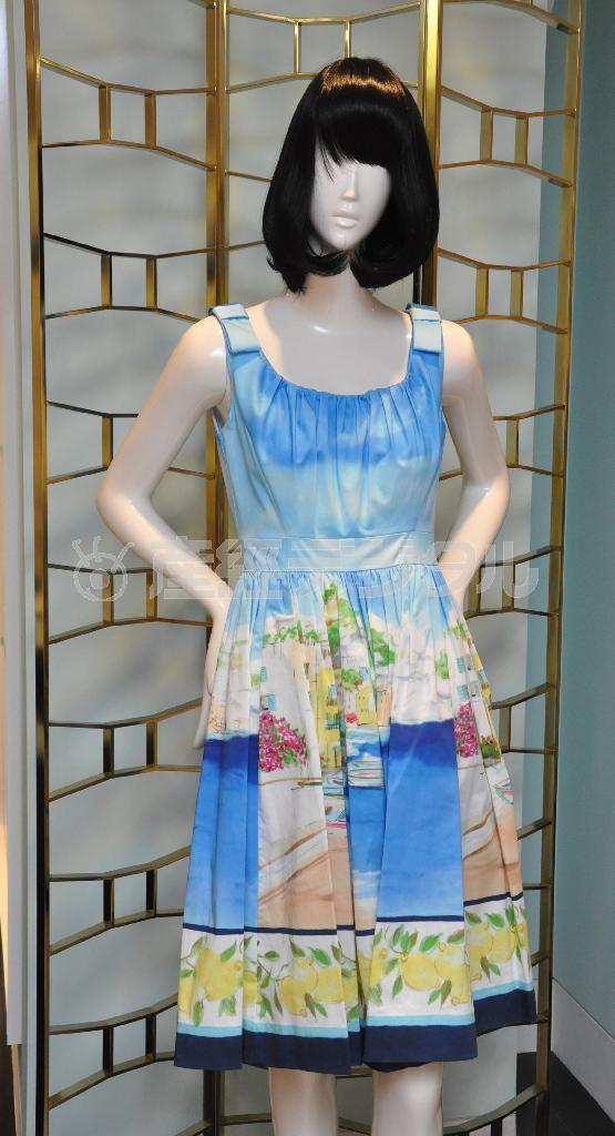 水彩画調のイタリア・カプリ島の風景や、レモンなどが描かれた「ケイト＿スペード＿ニューヨーク」のワンピ－スは、着るだけでリゾート気分に！＿５万５０００円＝２０１４年３月３日、東京都中央区（伴龍二撮影）