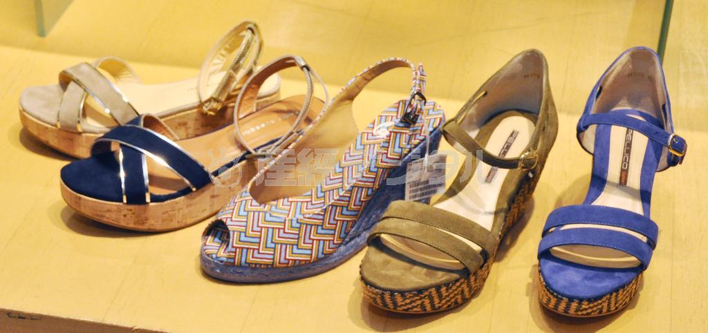 上品なスエード皮の本体にエスニック模様のソールなど…今年はサンダルもミックステイストが流行中＝２０１４年３月３日、東京都中央区（伴龍二撮影）