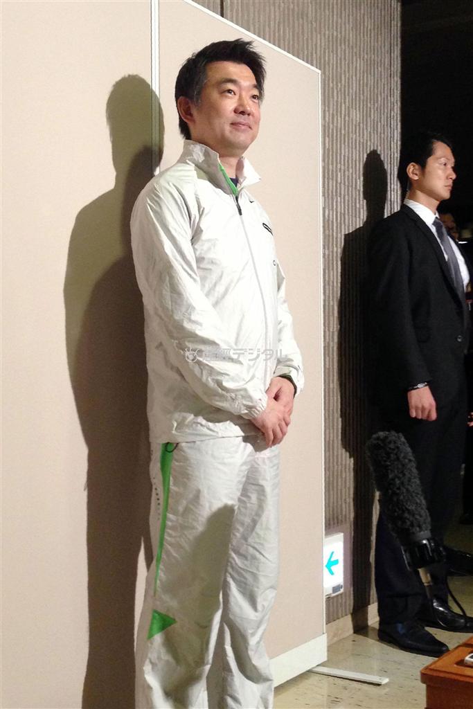 冗談わからんメディアは馬鹿だ…ストレス発散？昼からスポーツジムに行くとして、スポーツウエア姿で登庁した橋下徹大阪市長＝８日、大阪市役所