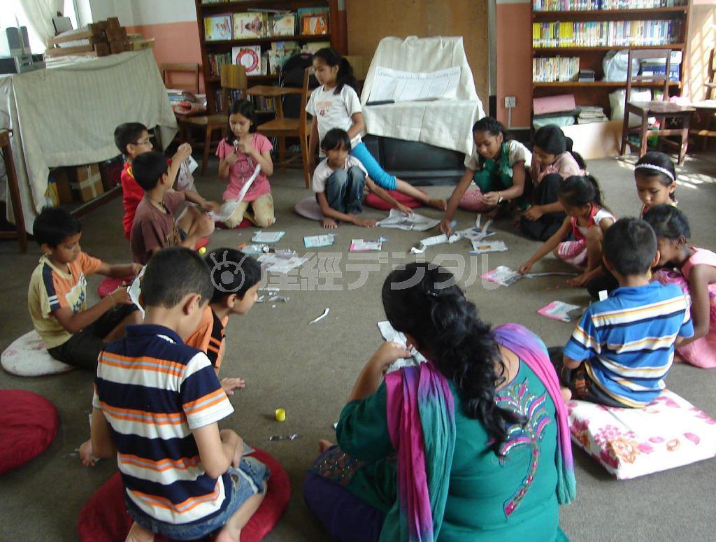 「ネパール日本子ども図書館」では読者や本の貸し出しはもちろん、折り紙や昔話の語りなどさまざまな活動が行われている＝ネパール（提供写真）