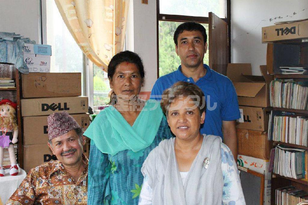 「ネパール日本子ども図書館」館長のサパナ・シャルマさん（手前）とボランティアスタッフ＝ネパール（提供写真）