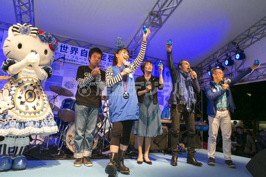 「世界自閉症啓発デー」のイベントに登場した右から宮本亜門さん、石井竜也（たつや）さん、安倍昭恵さん、東ちづるさんら＝２０１４年４月２日、東京都港区・東京タワー