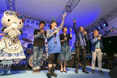 「世界自閉症啓発デー」のイベントに登場した右から宮本亜門さん、石井竜也（たつや）さん、安倍昭恵さん、東ちづるさんら＝２０１４年４月２日、東京都港区・東京タワー