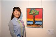 田崎飛鳥氏の絵画「希望の一本松」と、一般社団法人「Ｇｅｔ＿ｉｎ＿ｔｏｕｃｈ」理事長の東ちづるさん＝２０１４年４月６日（松浦康高さん撮影、提供写真）
