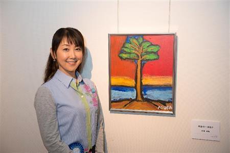 田崎飛鳥氏の絵画「希望の一本松」と、一般社団法人「Ｇｅｔ＿ｉｎ＿ｔｏｕｃｈ」理事長の東ちづるさん＝２０１４年４月６日（松浦康高さん撮影、提供写真）