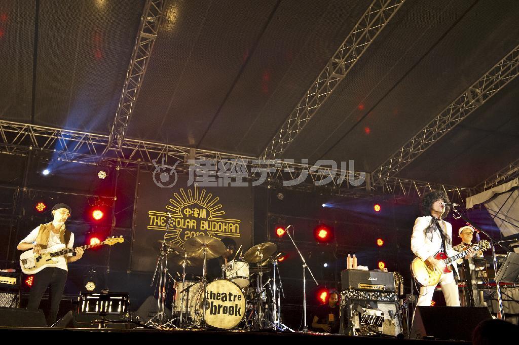 野外フェス「中津川ＴＨＥ＿ＳＯＬＡＲ＿ＢＵＤＯＫＡＮ」のステージに立つシアターブルック＝２０１３年９月、岐阜県中津川市（提供写真）