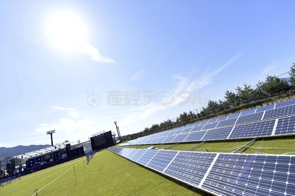 会場の一角に並べられたソーラーパネル＝２０１３年９月２１日、岐阜県中津川市（提供写真）