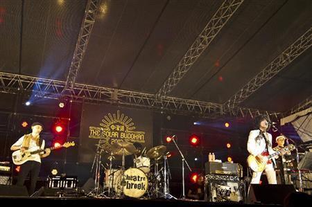 野外フェス「中津川ＴＨＥ＿ＳＯＬＡＲ＿ＢＵＤＯＫＡＮ」のステージに立つシアターブルック＝２０１３年９月、岐阜県中津川市（提供写真）