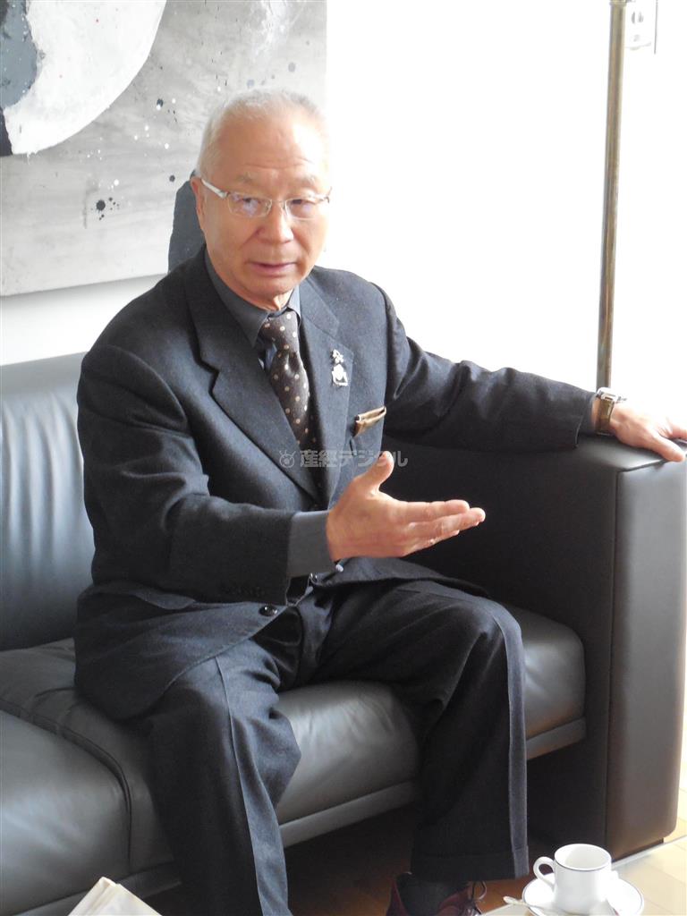 スペイン料理やバルの魅力について語り合う新東通信会長の谷喜久郎氏＝２０１４年３月２６日、東京都港区・スペイン大使館