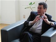 スペイン料理やバルの魅力について語り合う駐日スペイン大使のミゲル・ナバロ氏＝２０１４年３月２６日、東京都港区・スペイン大使館