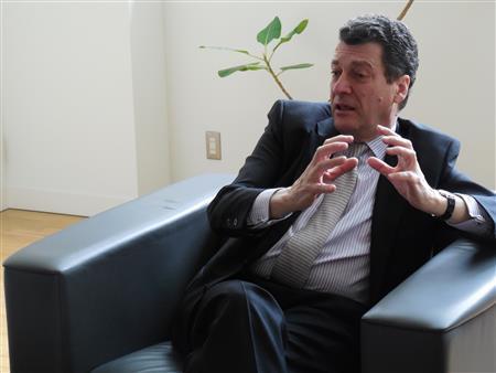 スペイン料理やバルの魅力について語り合う駐日スペイン大使のミゲル・ナバロ氏＝２０１４年３月２６日、東京都港区・スペイン大使館