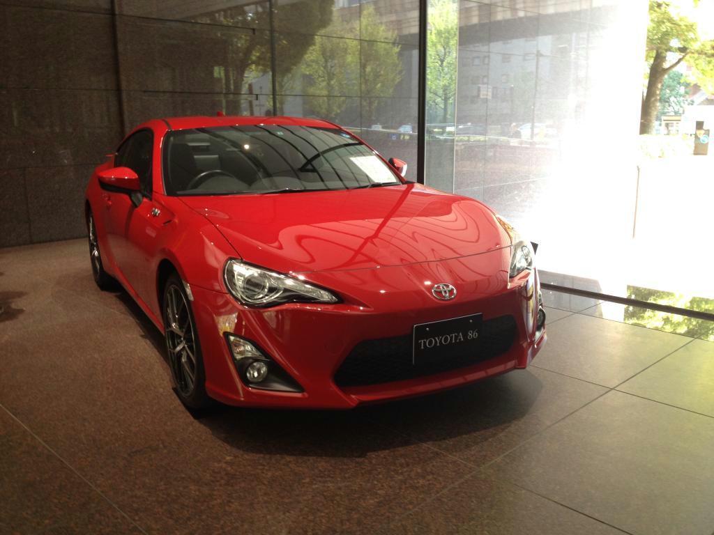 一部改良し、操縦安定性や乗り心地を高めたトヨタ自動車の小型スポーツ車「８６」＝９日、東京都文京区