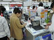 ウィンドウズＸＰのサポート終了で、買い替えでにぎわう家電量販店のパソコン売り場＝東京都豊島区のビックカメラ池袋本店パソコン館