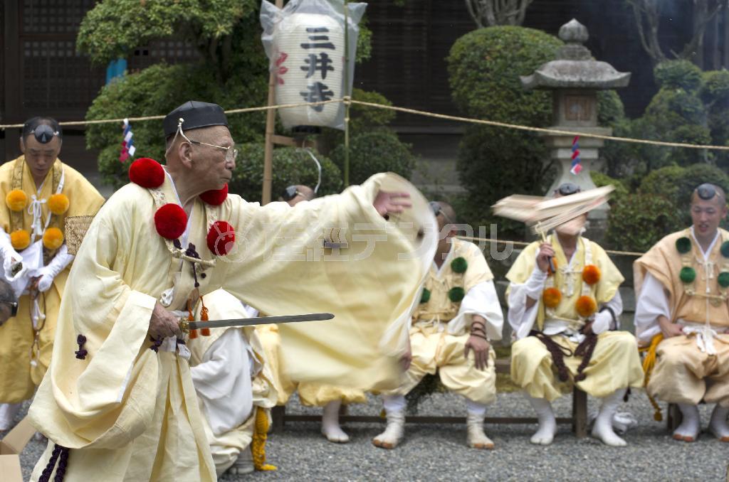 天台系修験の根本道場として知られる三井寺の「本山採灯大護摩供」の様子。円珍が葛城山、大峰山をはじめ熊野三山を巡礼し、那智の滝に参籠したことにさかのぼる＝２０１３年７月２２日、滋賀県大津市・三井寺（井浦新さん撮影）