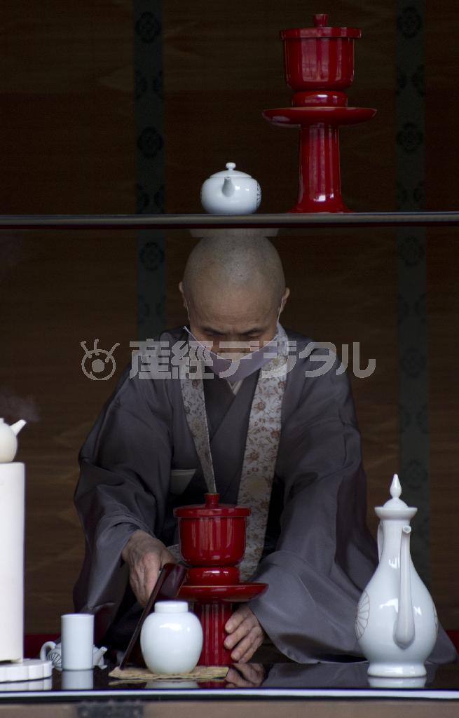 三井古流煎茶道の献茶式（智証大師御祥忌会）。毎年円珍の命日である１０月２９日に行われる＝２０１３年１０月２９日、滋賀県大津市・三井寺（井浦新さん撮影）