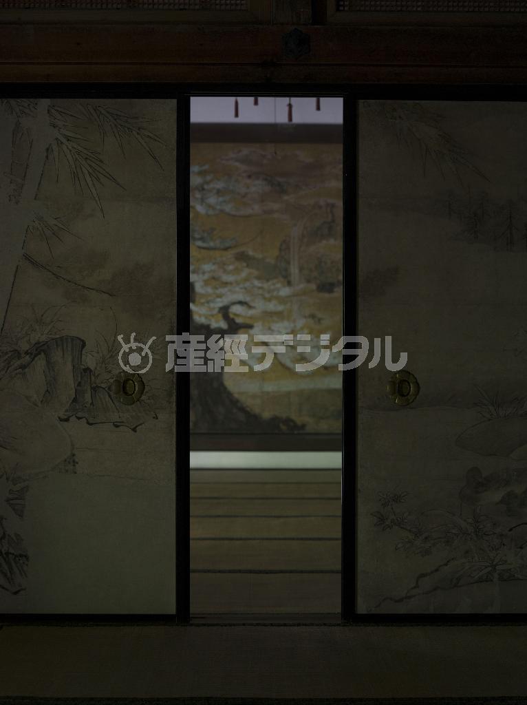 書院造の代表として名高い「重要文化財＿光浄院客殿障壁画（狩野山楽筆）」。一之間、二之間には、狩野山楽をはじめ狩野派による障壁画が残されている＝２０１３年１０月２９日、滋賀県大津市・三井寺（井浦新さん撮影）