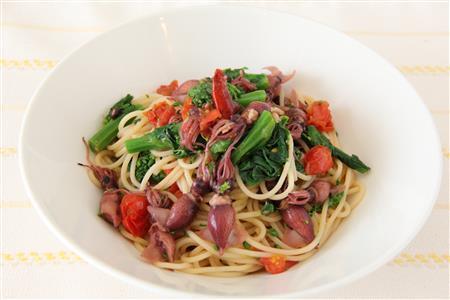 ホタルイカと菜の花のパスタ。※４５５ｋｃａｌ、塩分１．６グラム（１人分）