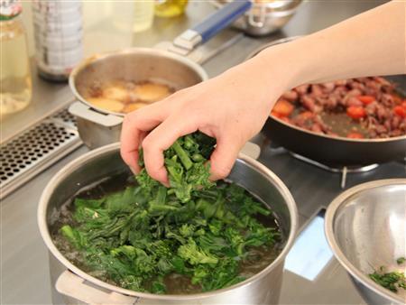 ホタルイカと菜の花のパスタ（作り方１）＿＿パスタは塩を加えた湯でゆでる。残り時間が２分になったら菜の花を加えて一緒にゆで上げる（田中幸美撮影）
