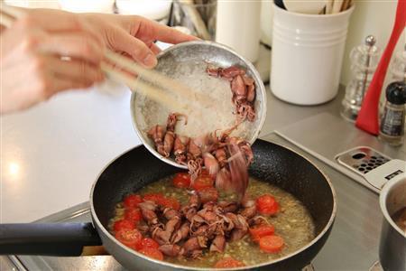 ホタルイカと菜の花のパスタ（作り方３）＿＿（作り方１：料理したパスタ）を加えて和え、器に盛り、唐辛子をのせる（田中幸美撮影）