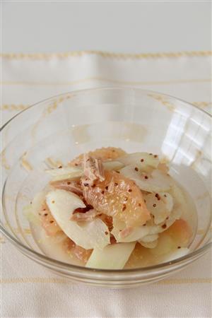 グレープフルーツとセロリのサラダ。※１４３ｋｃａｌ、塩分０．５グラム（１人分）