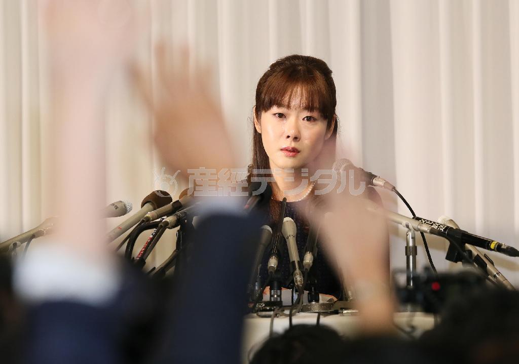 多くの記者の挙手を前に涙を流す、理化学研究所研究ユニットリーダーの小保方晴子（おぼかた・はるこ）氏。会見は２時間半に及んだ＝２０１４年４月９日午後、大阪市北区（志儀駒貴撮影）