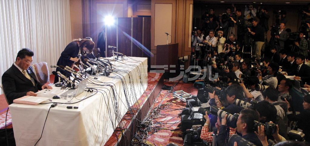 多くのカメラの放列の前、会見の冒頭で頭を下げる小保方晴子（おぼかた・はるこ）氏＝２０１４年４月９日、大阪市北区（彦野公太朗撮影）