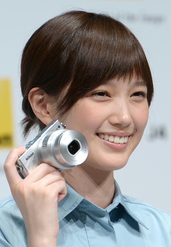 ニコンが新製品「Ｎｉｋｏｎ１Ｊ４」を発表。新イメージキャラクターに起用された、タレントの本田翼さん＝１０日、東京・丸の内（寺河内美奈撮影）