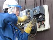 スマートメーター第１号を設置する東京電力グループの従業員＝１０日、東京都小平市（東京電力提供）