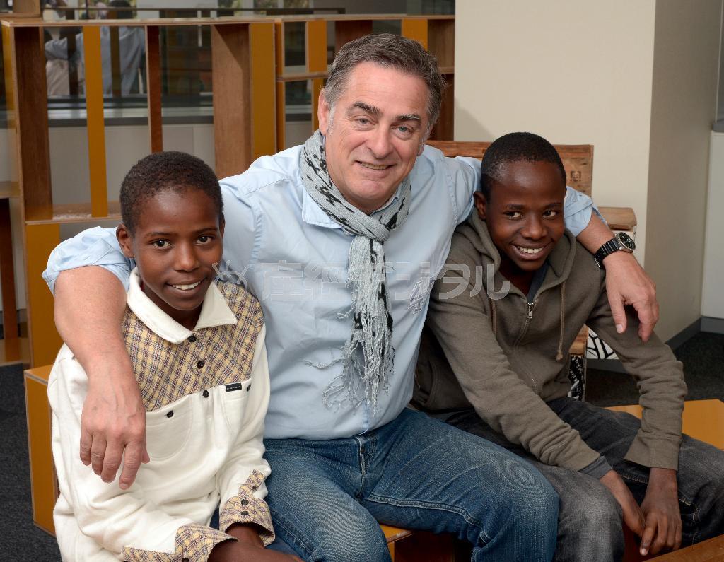 パスカル・プリッソン監督（中央）とケニヤのサムブル族の少年、ジャクソン（右）と妹のサロメ＝２０１４年３月２０日、東京都新宿区（大山実撮影）