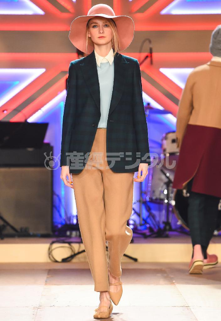 ≪ビューティフル＿ピープル≫＿＿淡い水色やピンクなど柔らかで明るいパステル色に、濃緑チェックのジャケットを重ねた、旬の要素が詰まったコーディネート＝２０１４年３月１８日、東京都渋谷区（提供写真）