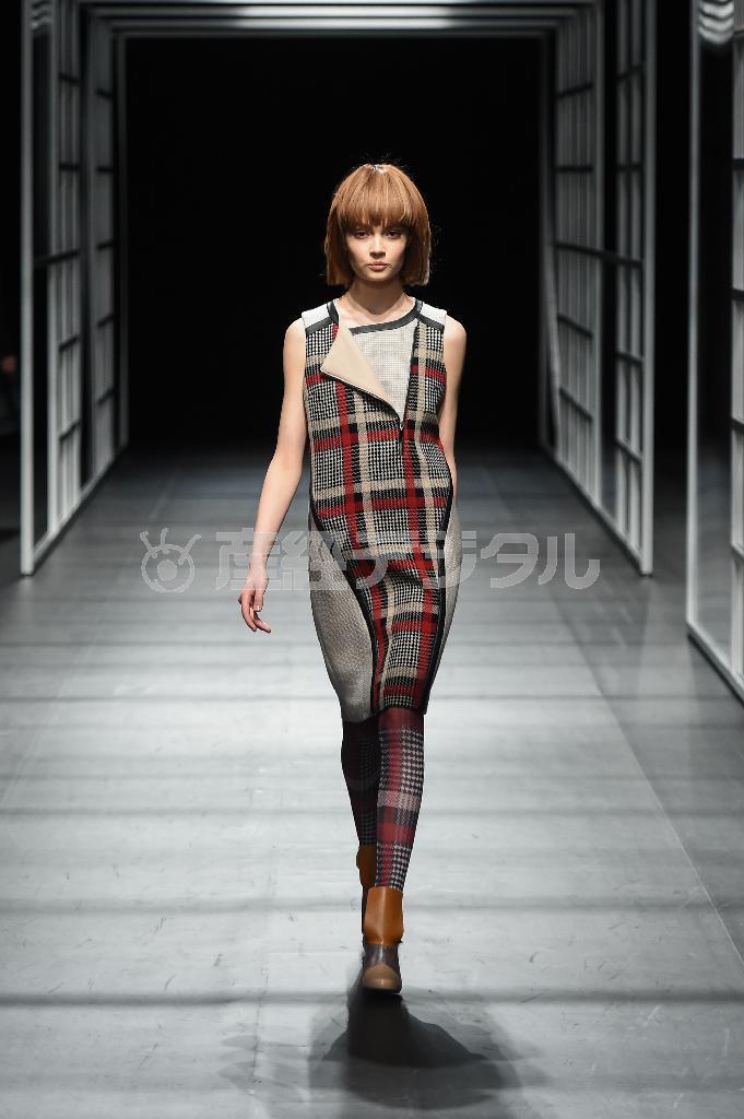 ≪ヤストシ＿エミズ≫＿＿シックな色合いのチェックを基調に、レザー素材の切り替えでアクセントをつけた大人のワンピーススタイルを提案＝２０１４年３月２１日、東京都渋谷区（提供写真）