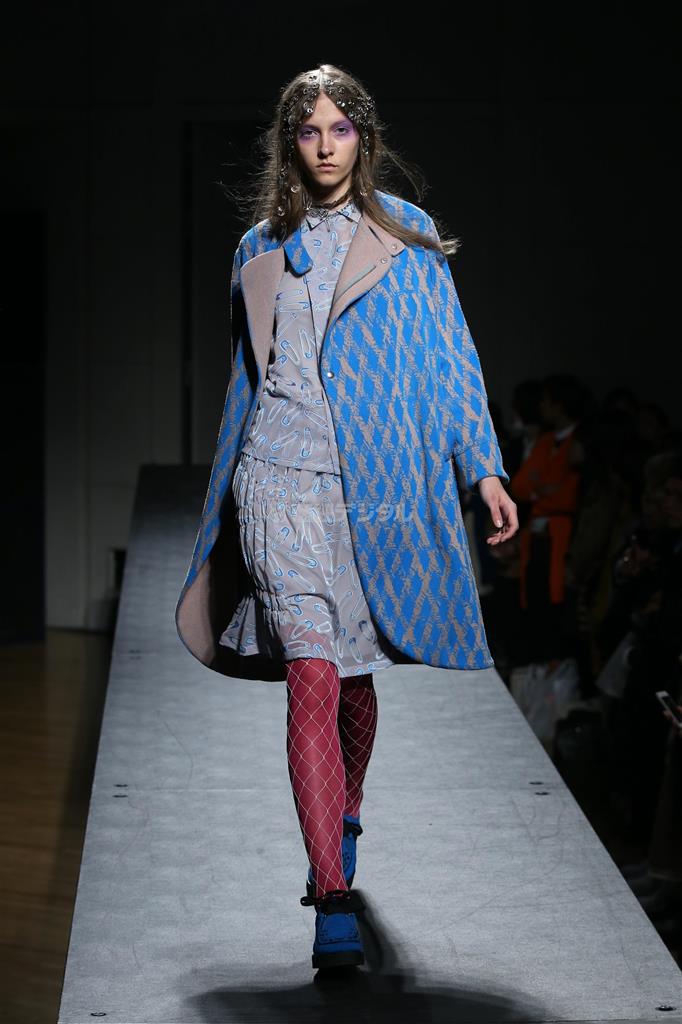 ≪ミントデザインズ≫＿＿ワンピ－スやコートの柄には安全ピンやベルト、髪飾りもスナップボタンという、実用的な服飾資材をモチーフにしたユニークさ満点のコレクションを見せた＝２０１４年３月１７日、東京都渋谷区（提供写真）