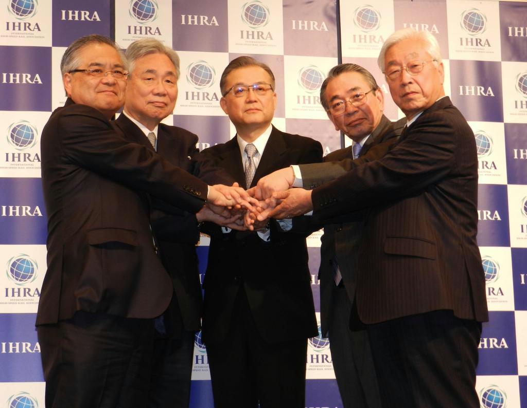 ＪＲ４社が設立した「国際高速鉄道協会」の初回会合で、強い連帯を示す同協会の宿利正史理事長（中央）、ＪＲ東海の葛西敬之名誉会長（左から２人目）ら＝１０日、東京都港区