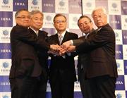 ＪＲ４社が設立した「国際高速鉄道協会」の初回会合で、強い連帯を示す同協会の宿利正史理事長（中央）、ＪＲ東海の葛西敬之名誉会長（左から２人目）ら＝１０日、東京都港区