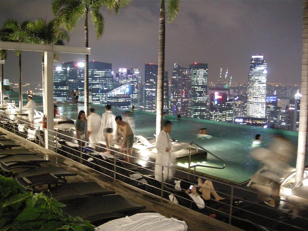 マリーナ・ベイサンズ５７階の屋外プール＝シンガポール