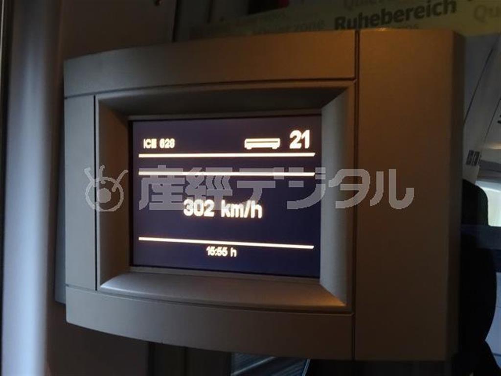 時速３０２キロに達した瞬間。シンプルですっきりした電光掲示板はピクトグラムを使ったデザインで旅行者にもわかりやすい