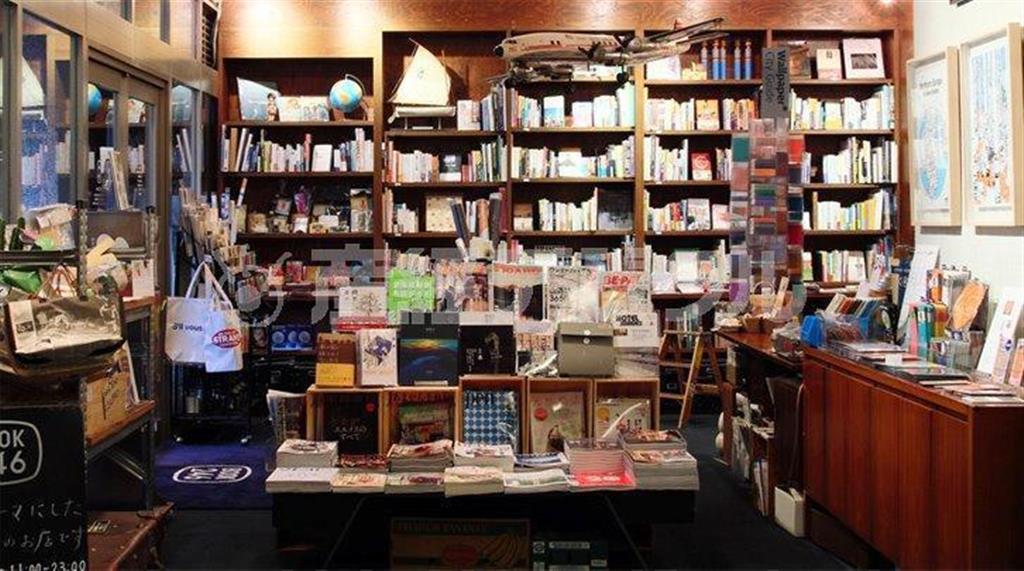 旅の本屋「ＢＯＯＫ２４６」の店内＝東京都港区（提供写真）