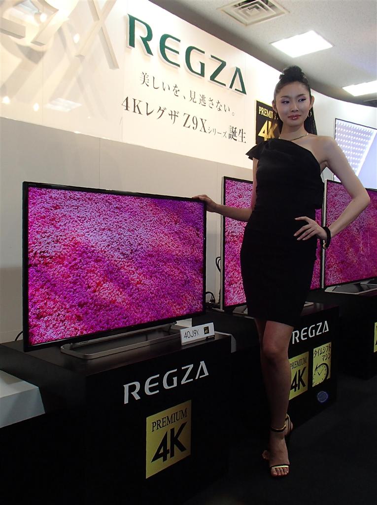 東芝が発売する４０型の４Ｋ対応テレビ（左端）＝１４日、東京都千代田区（田村龍彦撮影）