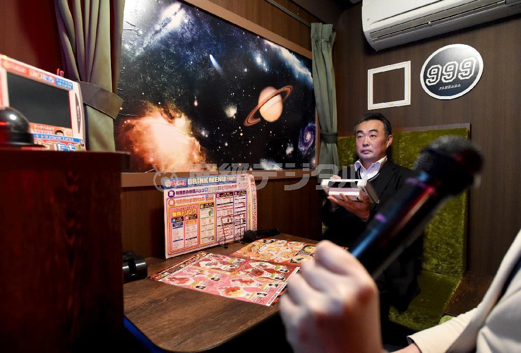 「銀河鉄道９９９」をイメージしたカラオケ店のコンセプトルーム＝大阪市北区（大塚聡彦撮影）